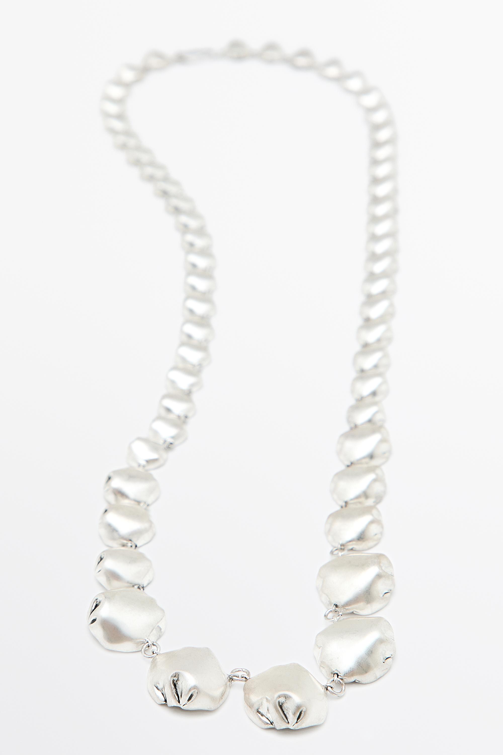 Collier long à pièces métalliques